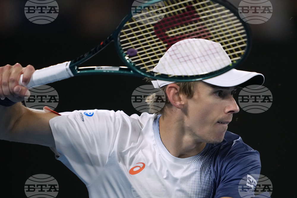 Де Минор и Беретини продължават в четвъртия кръг на турнира по тенис от сериите "Мастърс" в Маями