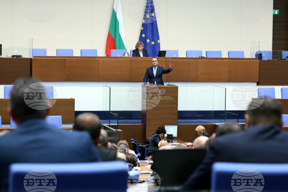 След размяна на реплики между "ДПС-Ново начало" и "Възраждане" от дневния ред на НС отпадна предложение за временна комисия за влянието на САЩ и НПО-та