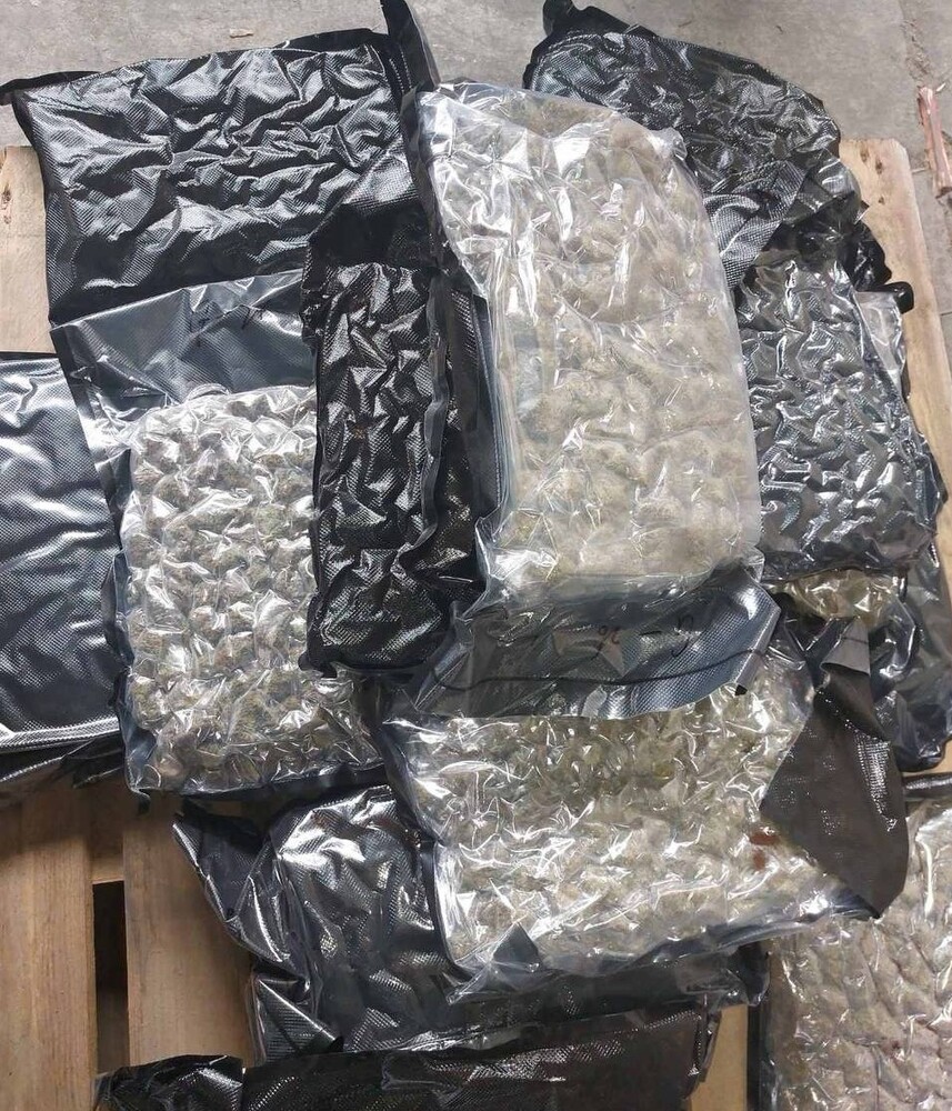 Задържаха 19-годишна българка на летището в София с 33 пакета марихуана, пътувала е по маршрута Тайланд - Доха - София