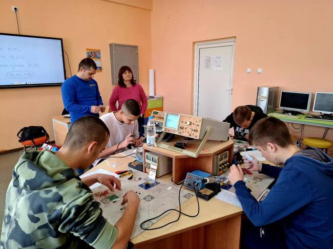 Ученици от Свищов участваха в национални състезания по приложна електроника и по предприемачество 