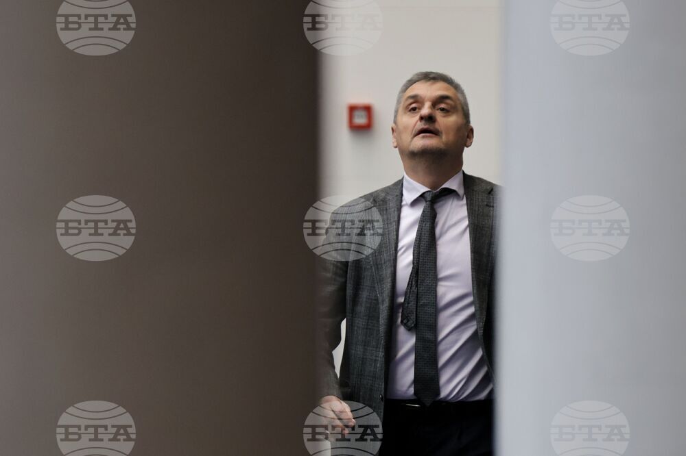 Парламент - заседание - Кирил Добрев