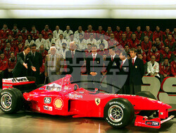 Президентът на Ferrari Лука Кордеро ди Монтедземоло показва новото състезателно Ferrari F399