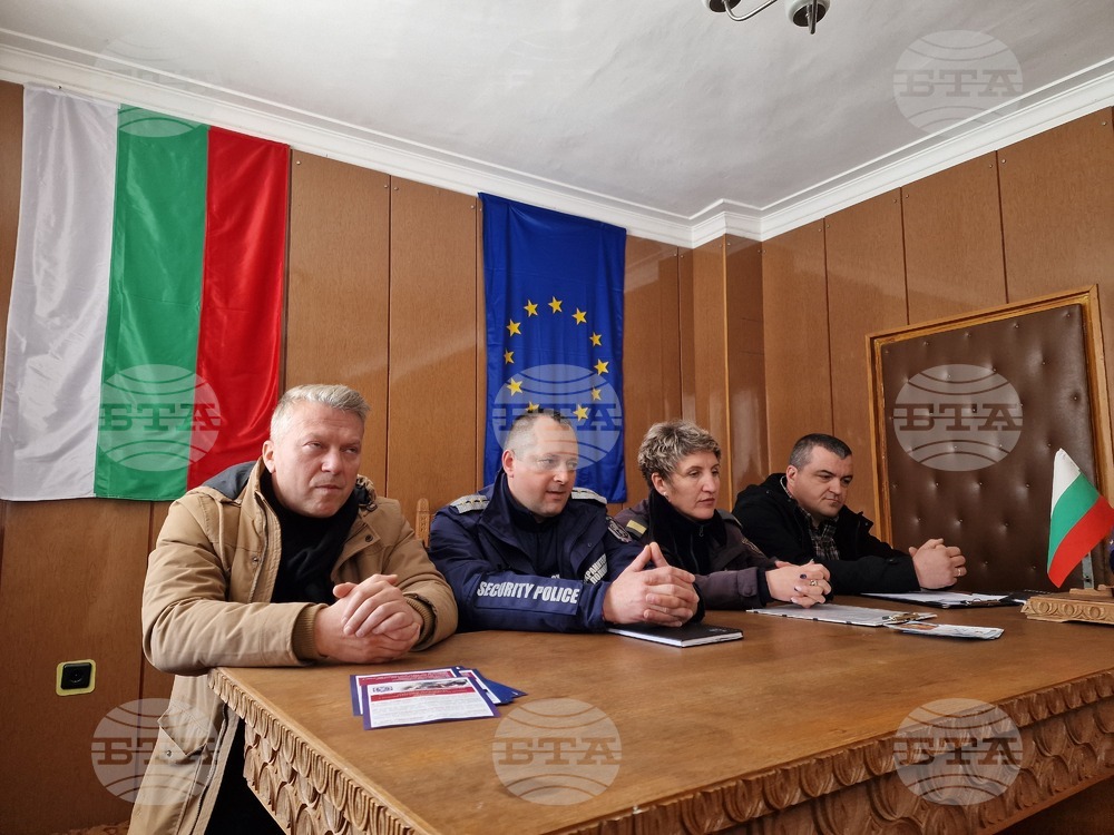 Мобилни екипи на полицията в Смолян се срещнаха с жители на село Смилян