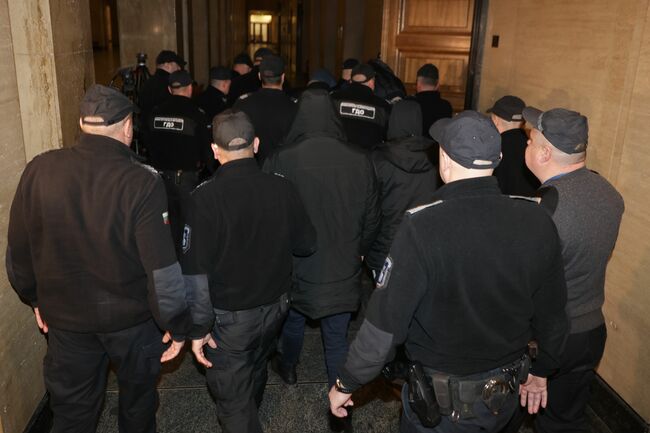 Съдът освободи под парична гаранция началника на отдел "Миграция" при СДВР и още трима души, обвинени за участие в престъпна група