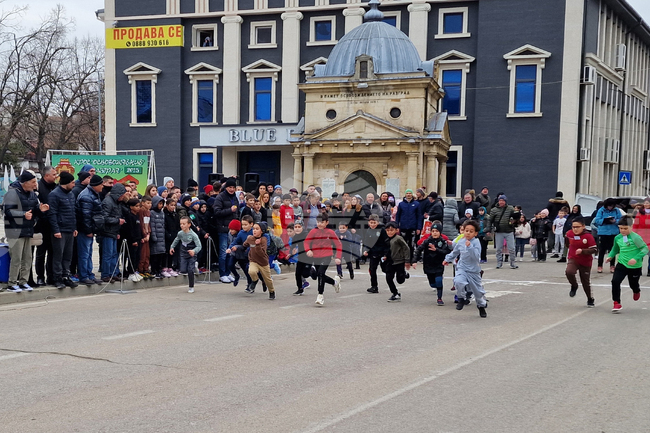 Деца и възрастни участваха в лекоатлетически крос за празника на Разград