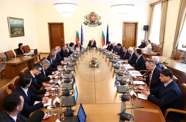 Компенсирането на разходите на небитови крайни клиенти заради високите цени на електроенергията продължава до края на март тази година