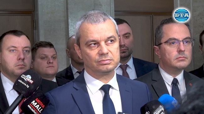 Очевидно някои от ПП-ДБ се чудят как да влязат като „пето колело или резервна гума на управляващото мнозинство“, коментира Костадин Костадинов