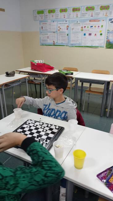 Възпитаници на училище „Абагар“ в Италия играха шах по време на извънкласна дейност 