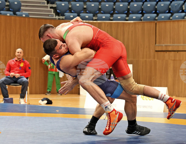 Седемнадесет български борци се класираха за полуфиналите в първия ден на турнира "Дан Колов - Никола Петров"