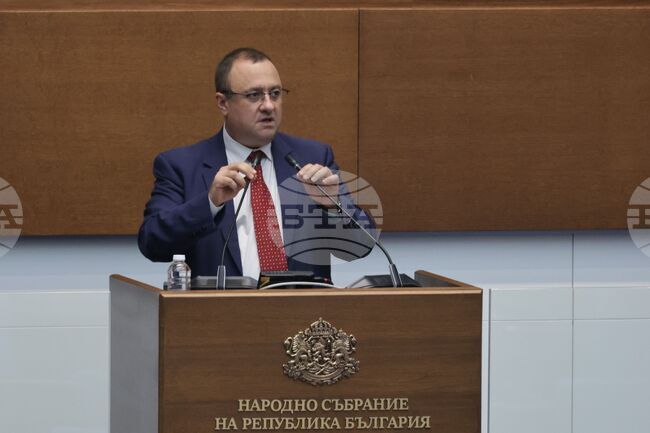 МРРБ и АПИ нямат отношение към организирането и функционирането на тир паркинга при Дунав мост - Русе, каза министър Иван Иванов