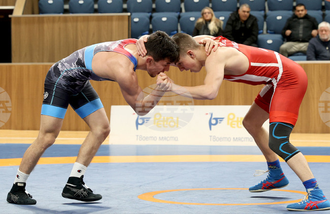 Четири титли за българските борци в първия ден на турнира "Дан Колов - Никола Петров"