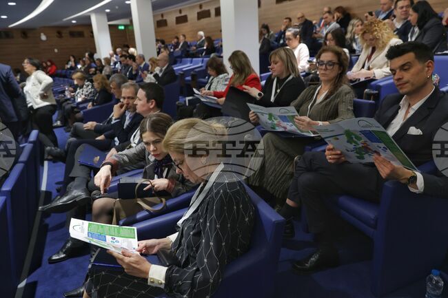Имунизационният обхват сред младите момичета срещу човешки папиломен вирус е три-четири процента, каза Илия Тасев от МЗ