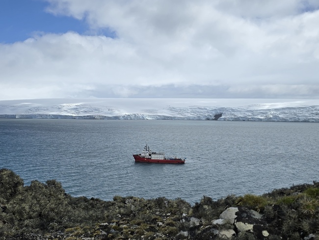 Научноизследователският кораб „Св. св. Кирил и Методий“ ще транспортира български и испански учени за теренна работа