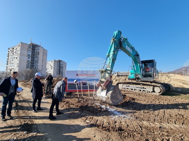 В Сливен бе направена първа копка за изграждането на строителен хипермаркет