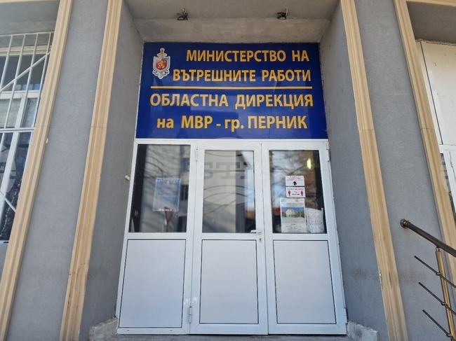 Седем души са задържани при специализирана полицейска операция в Перник срещу разпространението и притежаването на наркотици