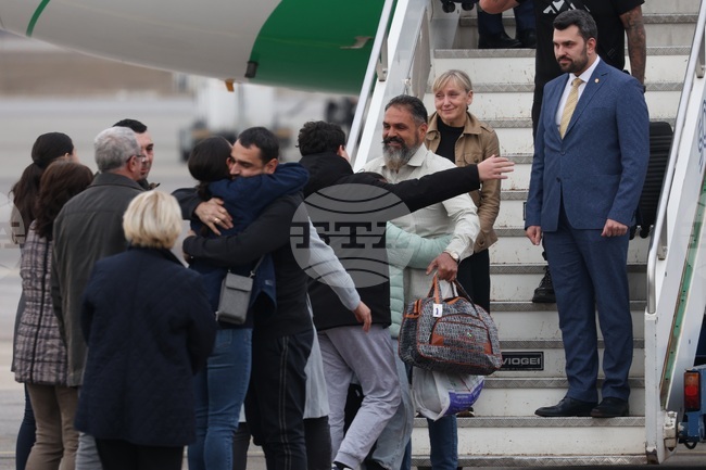 Освободените моряци от екипажа на кораба „Галакси Лийдър“ се прибраха в България 