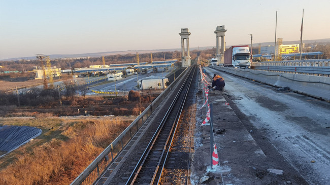 АПИ: Премахната е старата настилка, парапетът и осветлението в платното за Румъния на Дунав мост при Русе