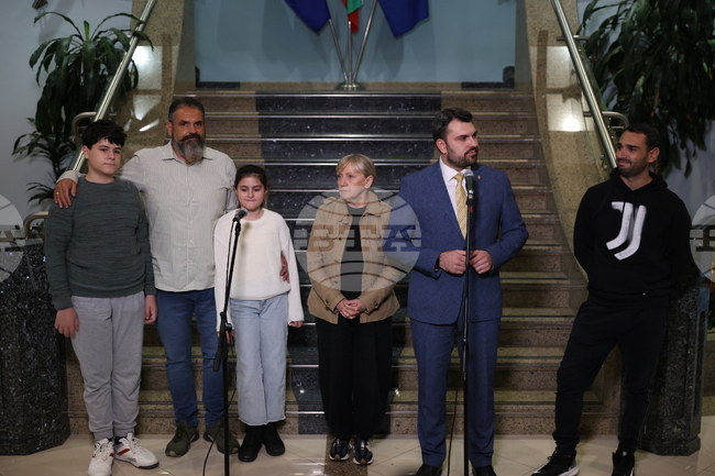 Летище София - моряци - Георг Георгиев - Елена Йончева - брифинг