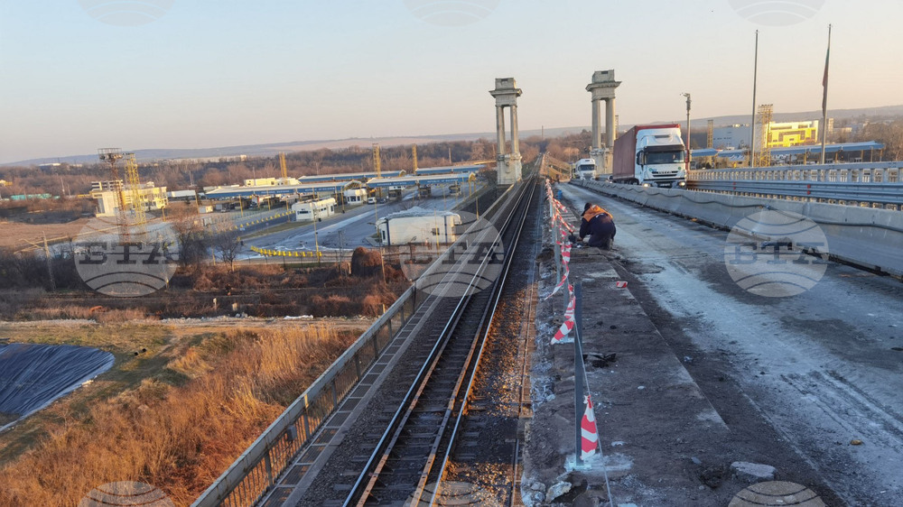 В платното за Румъния на Дунав мост при Русe е премахната старата настилка, парапетът и осветлението, съобщиха от АПИ