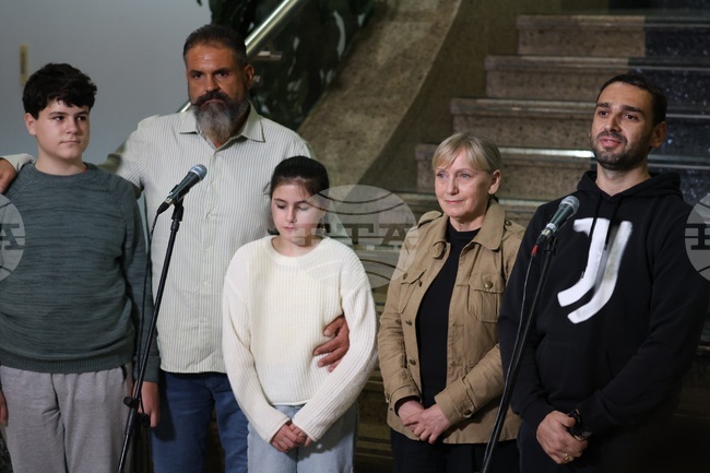 Българските моряци, част от екипажа на похитения кораб "Галакси лийдър", които вчера се прибраха в България, ще бъдат изписани от ВМА