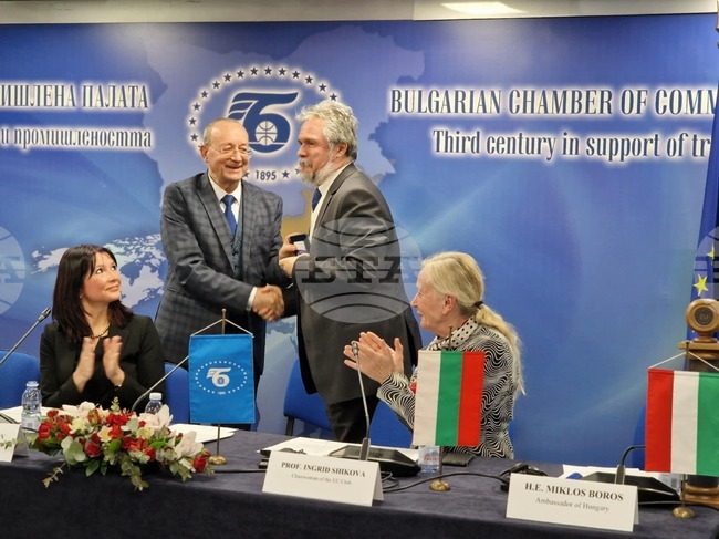 Цветан Симеонов от БТПП награди посланик Миклош Бораш за приноса на Унгария за членството на България и Румъния в Шенген