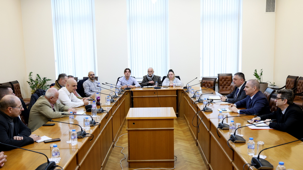 Министър Гроздан Караджов каза, че започва работа по въпроса със справянето с нерегламентираните превози на пътници