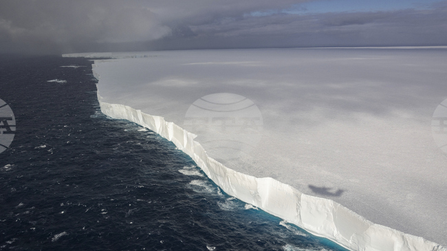 Айсбергът A23a, доскоро най-големият в света, е пред пълен разпад и това се вижда от космоса