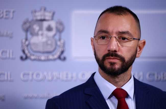 Все още питаме кога ще бъде поискана оставката на Николай Савов като директор на завода за отпадъци, каза Антон Хекимян