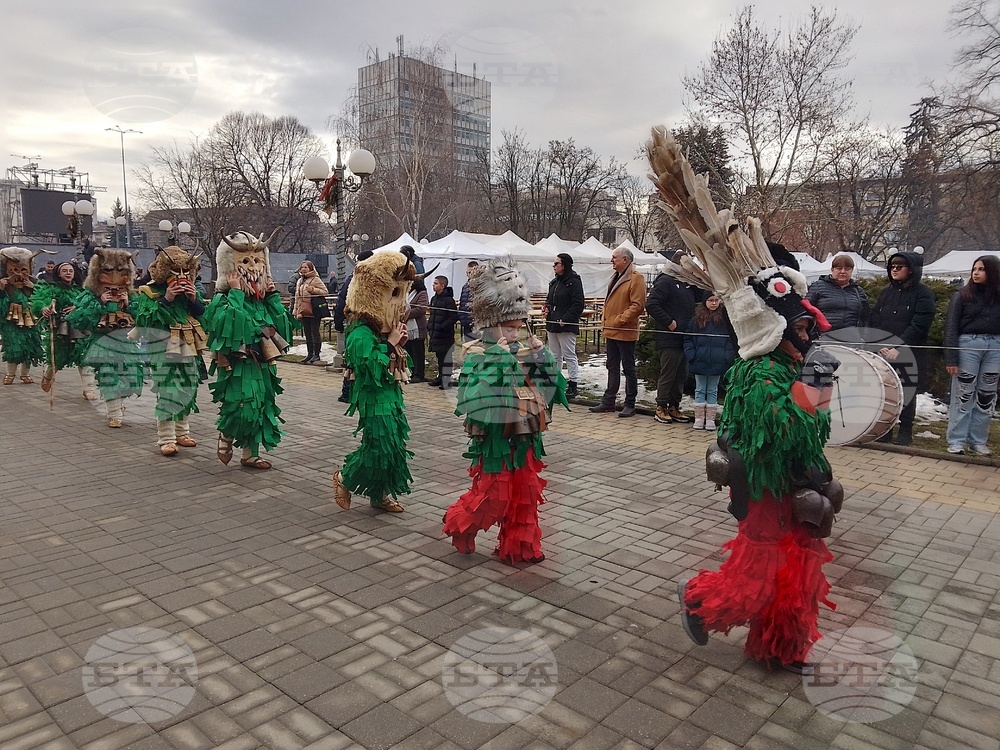 Над 1500 ученици от община Перник се включиха в младежкото маскарадно дефиле "Сурвакариада"