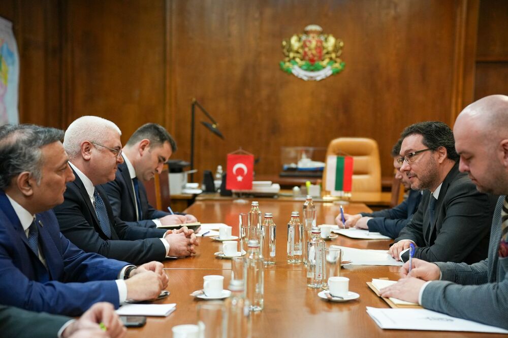 Усилията на България и Турция за гарантиране на високо ниво на сигурност на общата граница обсъдиха министър Митов и посланик Уянък 