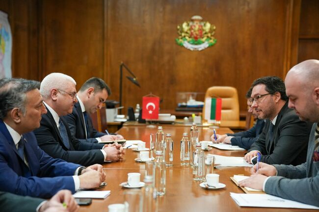 Усилията на България и Турция за гарантиране на високо ниво на сигурност на общата граница обсъдиха министър Митов и посланик Уянък 