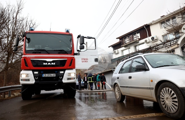 Все още не е открит вторият човек във взривената в Банкя къща