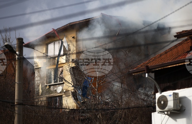 Все още има неразчистени участъци от разрушената в Банкя къща, продължава издирването на втори човек