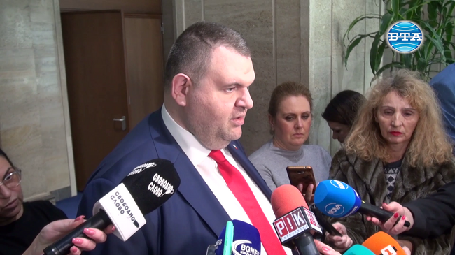 Жалко е за България, че вместо днес да се занимаваме с хляба, с учителите, военните, се занимаваме с имунитетите на деребеите, коментира Делян Пеевски
