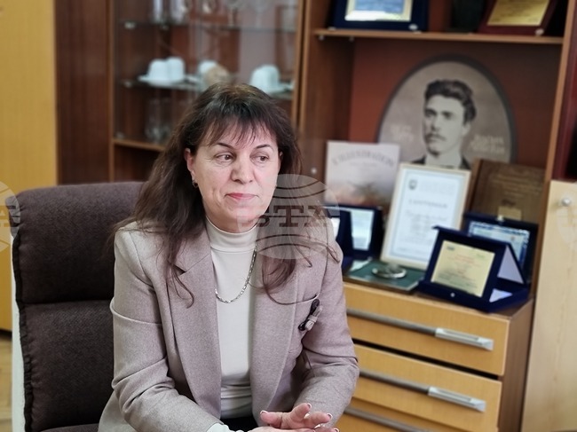 Ден на есенното плодородие с конкурси и спортни състезания обединява ученици, родители и учители в ямболската гимназия „Васил Левски“