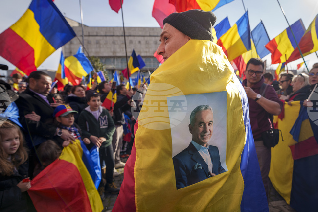 Поддръжници на Калин Джорджеску хвърляха бутилки и метални предмети срещу силите на реда в Букурещ