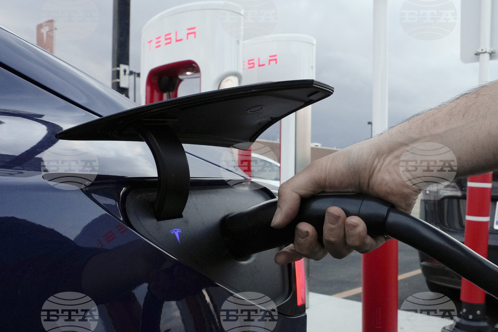 Приходите на "Тесла" от продажби на автомобили спадат с 8 на сто през четвъртото тримесечие, печалбата също намалява