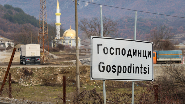 Движението по пътя Банско-Гоце Делчев в района на с. Господинци се осъществява двупосочно в едната лента заради ВиК авария