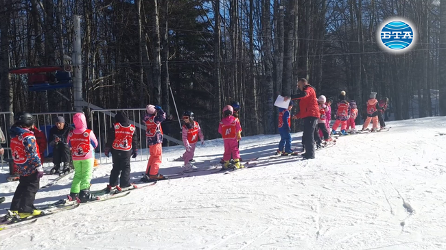 Общо 238 деца от Троян и Ловеч усвояват първи стъпки в ски спорта в „Беклемето“ с безплатно обучение по проект