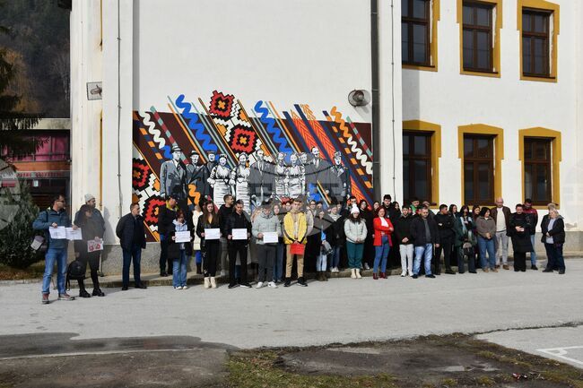 Учители, ученици и граждани на Босилеград се включиха в протестите в Сърбия