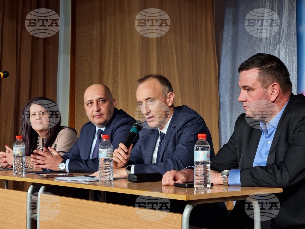 Ще следваме политиката възнагражденията на учителите да са 125% от средната работна заплата за страната, каза министър Красимир Вълчев в Кърджали