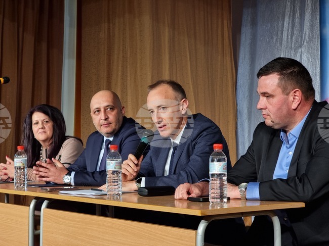 Ще следваме политиката възнагражденията на учителите да са 125% от средната работна заплата за страната, каза министър Красимир Вълчев в Кърджали