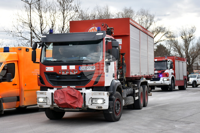 Сухи треви горят в двора на бившия завод „Полимери“ край Девня