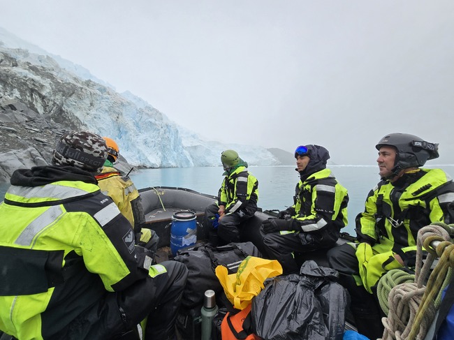 Учени от българската антарктическа база посетиха залива Фолс бей, а НИК 421 прекара деня на котва в залива Емона на о. Ливингстън