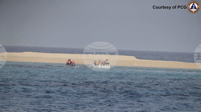 Китайската брегова охрана е дебаркирала на оспорвано островче в Южнокитайско море, за да упражни суверенитета на Пекин там, съобщи китайска медия