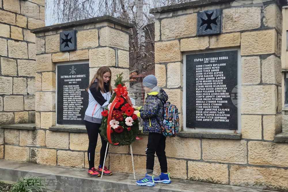 С поднасяне на венци на паметниците, свързани с Освобождението, туристите от „Буйна гора“ в Разград почетоха загиналите във войните
