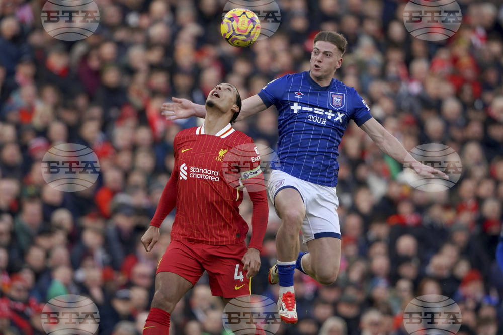 Ван Дайк омаловажи надеждите на Ливърпул за четири титли след достигането на финала за Купата на Лигата