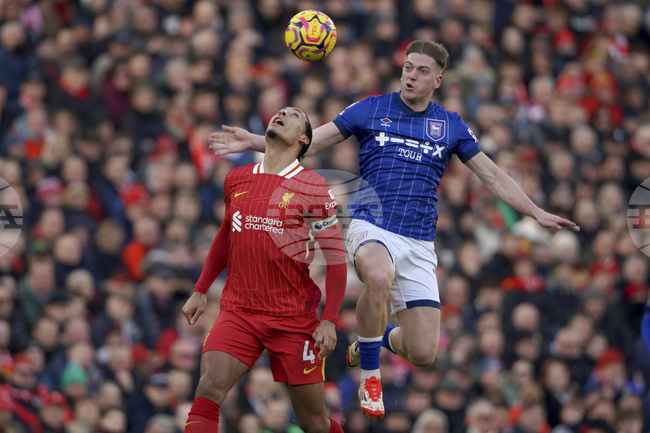 Ван Дайк омаловажи надеждите на Ливърпул за четири титли след достигането на финала за Купата на Лигата