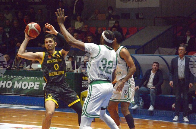 Миньор 2015 прекъсна негативната си серия в НБЛ с домакински успех над Академик Бултекс 99