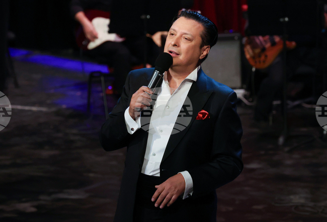 Певецът Васил Петров гостува в Бургас и Царево